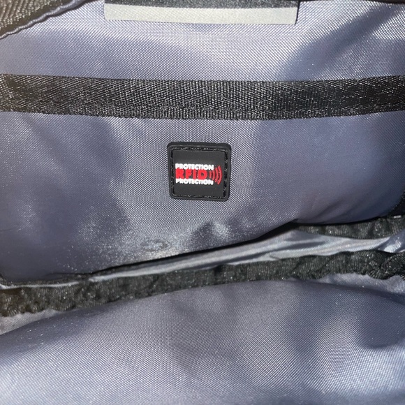 Swiss Gear Fanny Pak with one large compartment - Picture 4 of 5